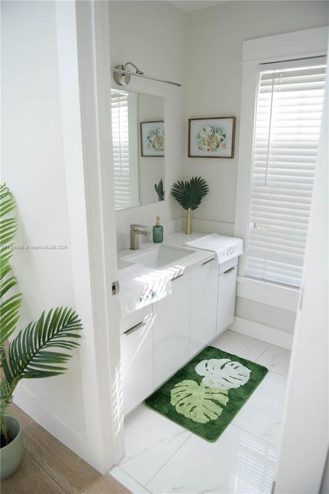 待售: $950,000 (4 贝兹, 3 浴室, 1170 平方英尺)