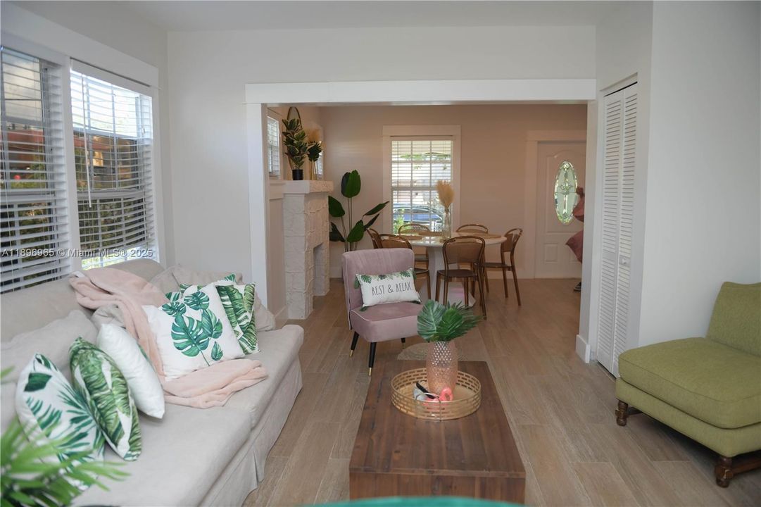 待售: $950,000 (4 贝兹, 3 浴室, 1170 平方英尺)