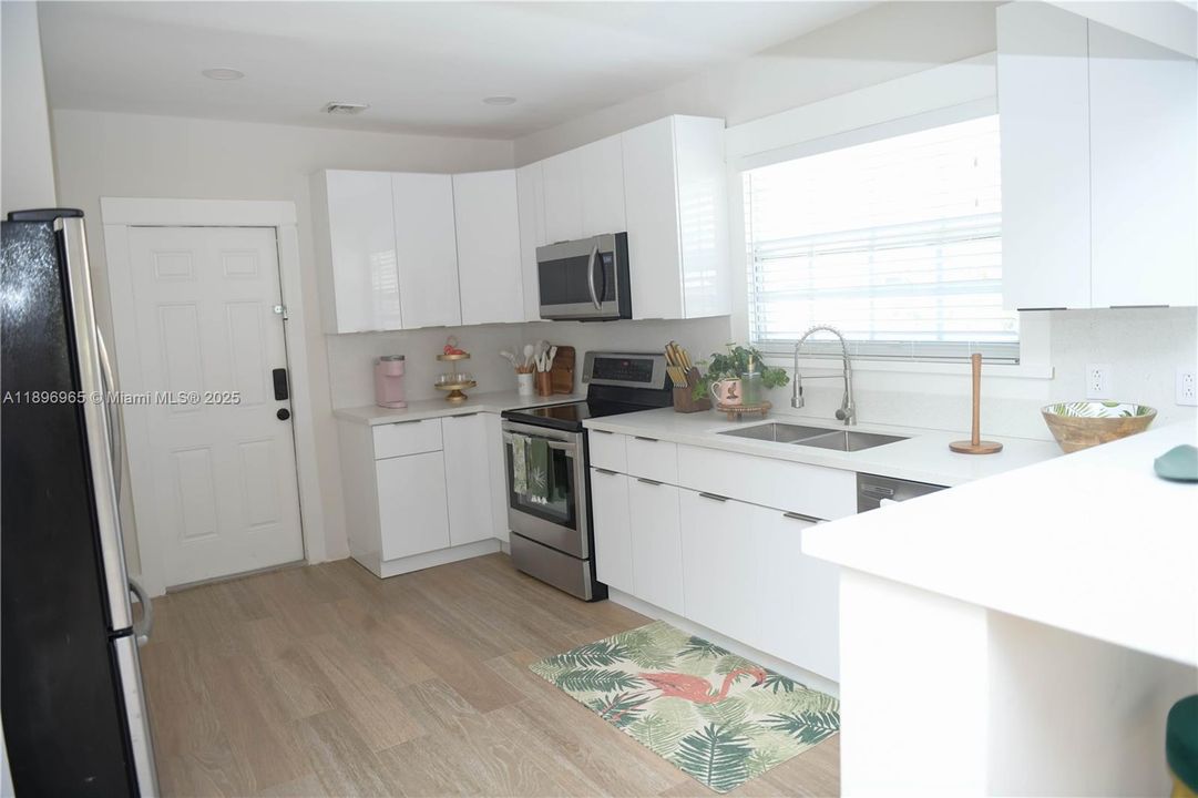 待售: $950,000 (4 贝兹, 3 浴室, 1170 平方英尺)