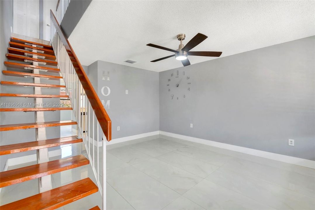 Недавно продано: $254,999 (2 спален, 1 ванн, 1150 Квадратных фут)