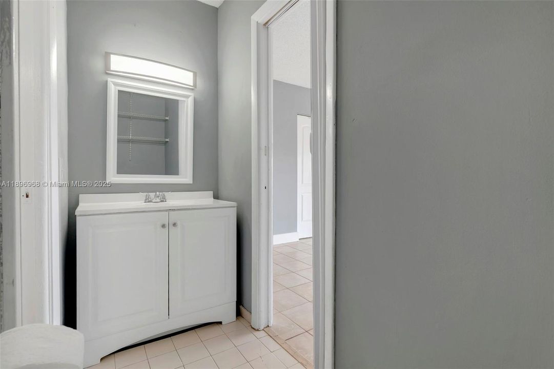 Недавно продано: $254,999 (2 спален, 1 ванн, 1150 Квадратных фут)