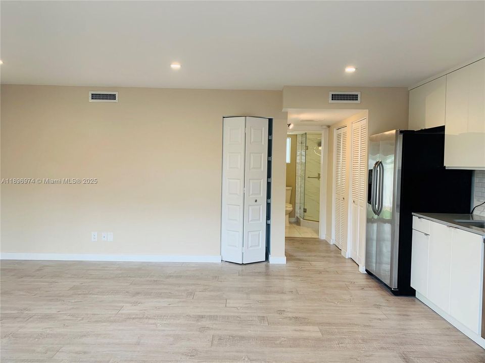 Active With Contract: $1,900 (1 beds, 1 baths, 6634 Square Feet)