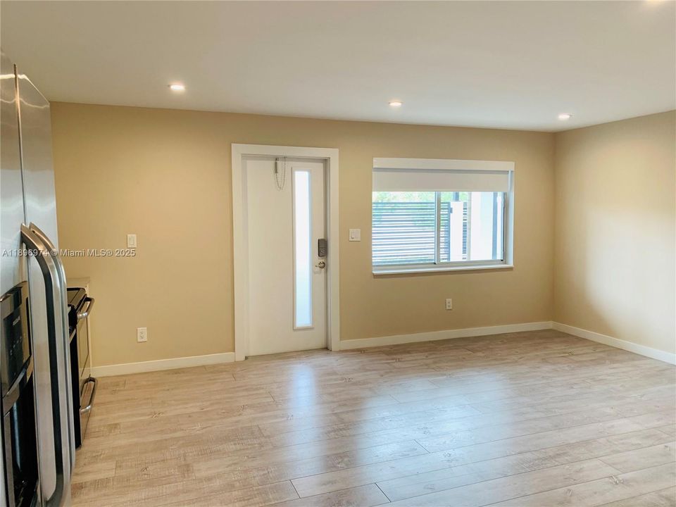 Active With Contract: $1,900 (1 beds, 1 baths, 6634 Square Feet)