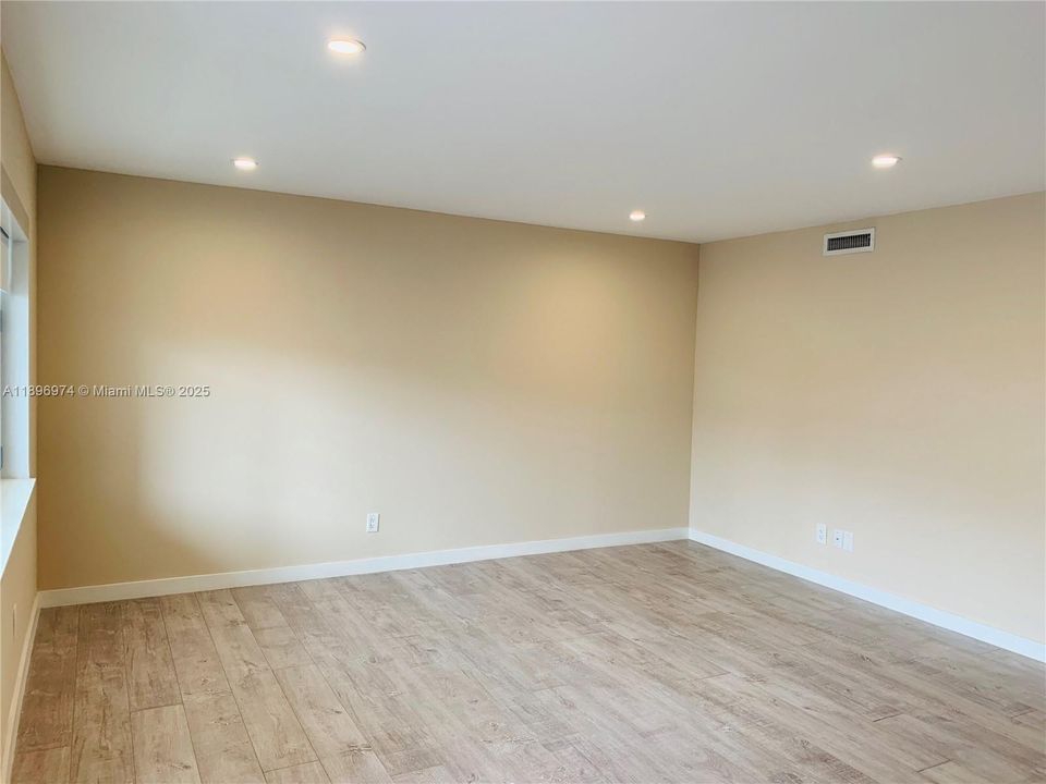 Active With Contract: $1,900 (1 beds, 1 baths, 6634 Square Feet)