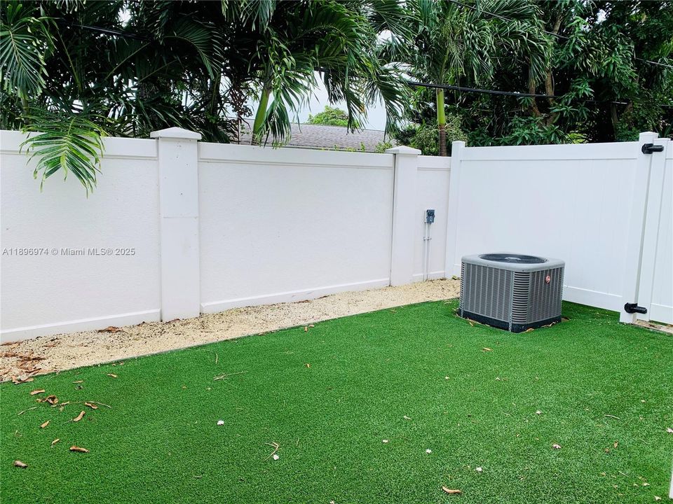 Active With Contract: $1,900 (1 beds, 1 baths, 6634 Square Feet)