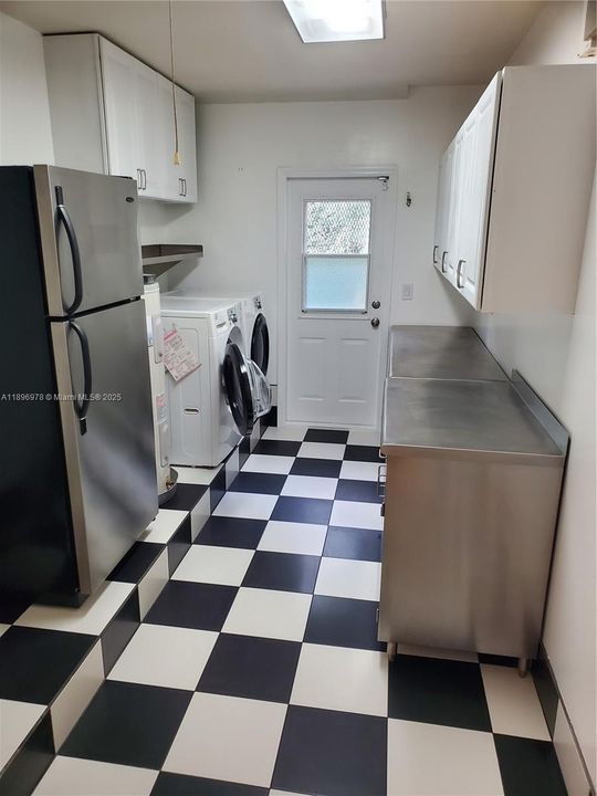 Active With Contract: $920,000 (5 beds, 3 baths, 3038 Square Feet)