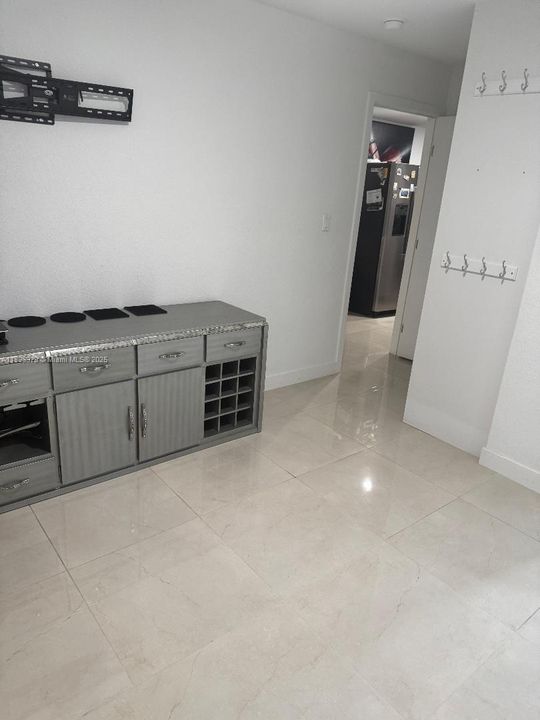 出租: $1,100 (0 贝兹, 1 浴室, 400 平方英尺)