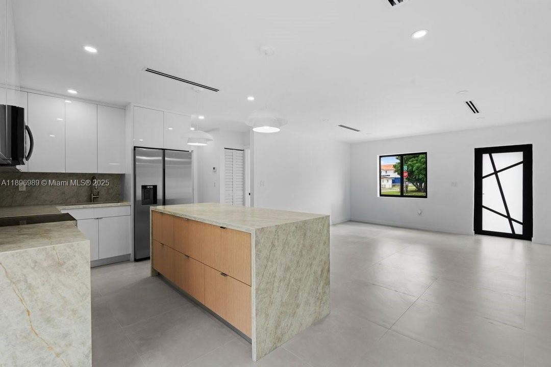 На продажу: $678,987 (3 спален, 3 ванн, 1256 Квадратных фут)