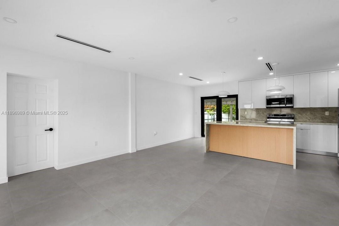 На продажу: $678,987 (3 спален, 3 ванн, 1256 Квадратных фут)