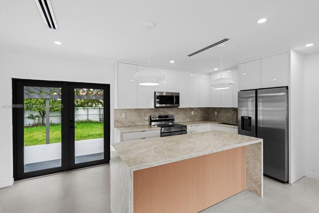 На продажу: $678,987 (3 спален, 3 ванн, 1256 Квадратных фут)