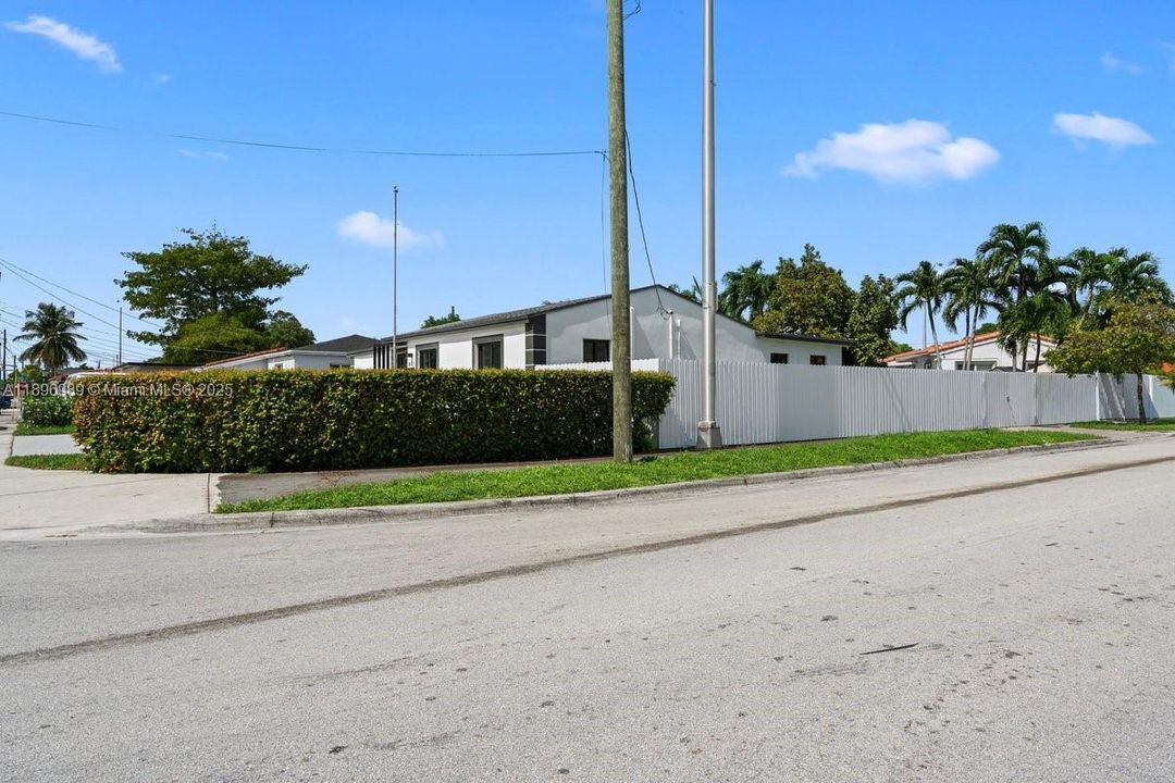 На продажу: $678,987 (3 спален, 3 ванн, 1256 Квадратных фут)