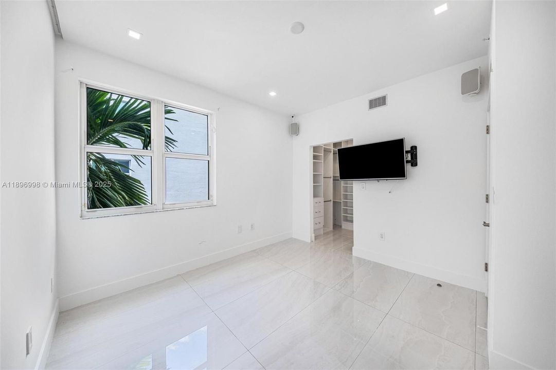 Recently Rented: $5,300 (3 beds, 2 baths, 1336 Square Feet)