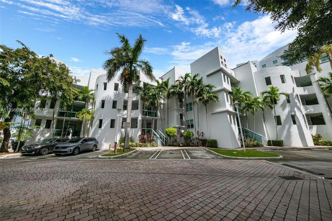 Recently Rented: $5,300 (3 beds, 2 baths, 1336 Square Feet)