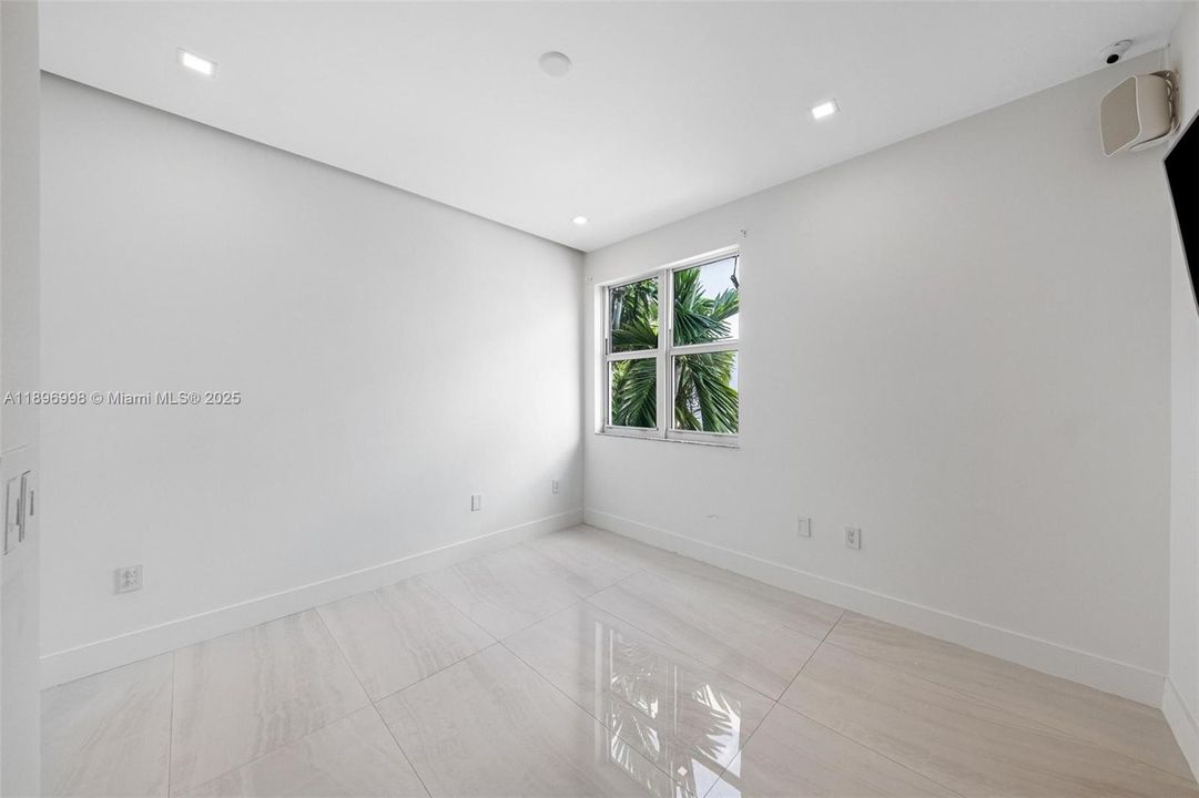 Recently Rented: $5,300 (3 beds, 2 baths, 1336 Square Feet)