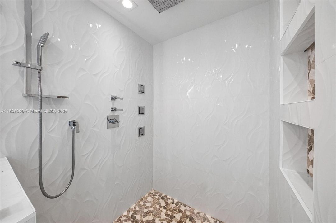 Recently Rented: $5,300 (3 beds, 2 baths, 1336 Square Feet)