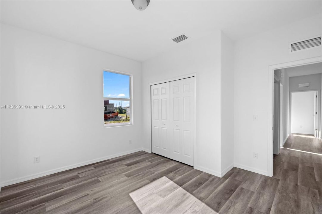 待售: $380,000 (4 贝兹, 2 浴室, 1921 平方英尺)