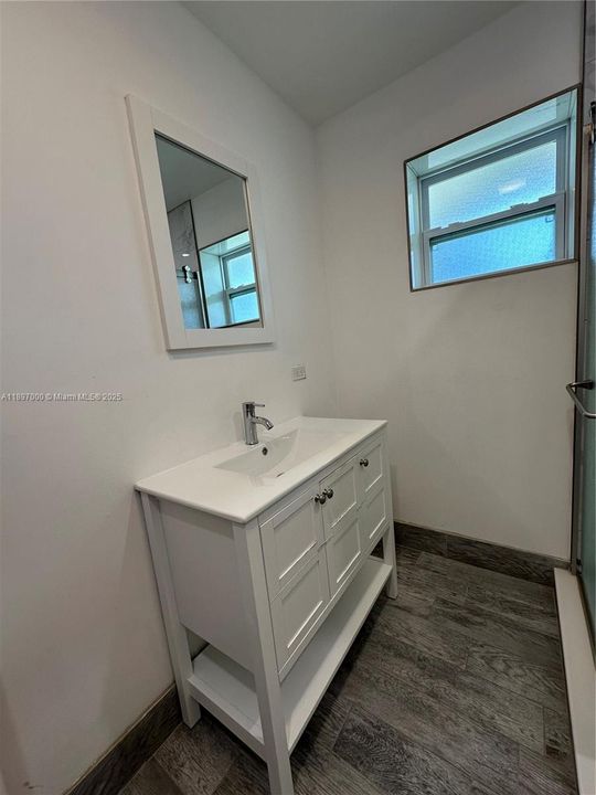 For Sale: $1,990,000 (4 beds, 2 baths, 1680 Square Feet)