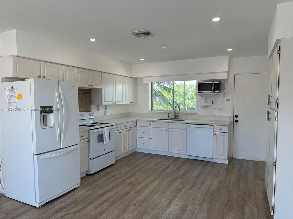 For Sale: $1,990,000 (4 beds, 2 baths, 1680 Square Feet)