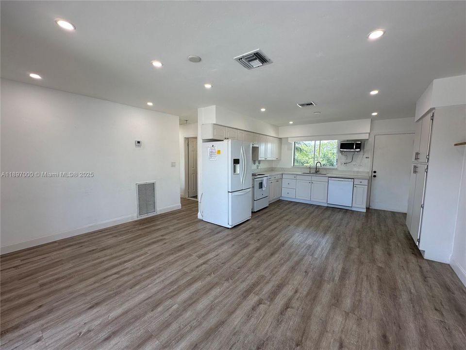 For Sale: $1,990,000 (4 beds, 2 baths, 1680 Square Feet)