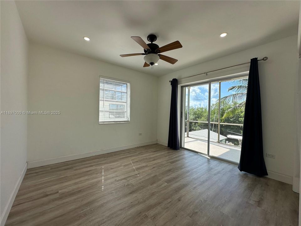 For Sale: $1,990,000 (4 beds, 2 baths, 1680 Square Feet)