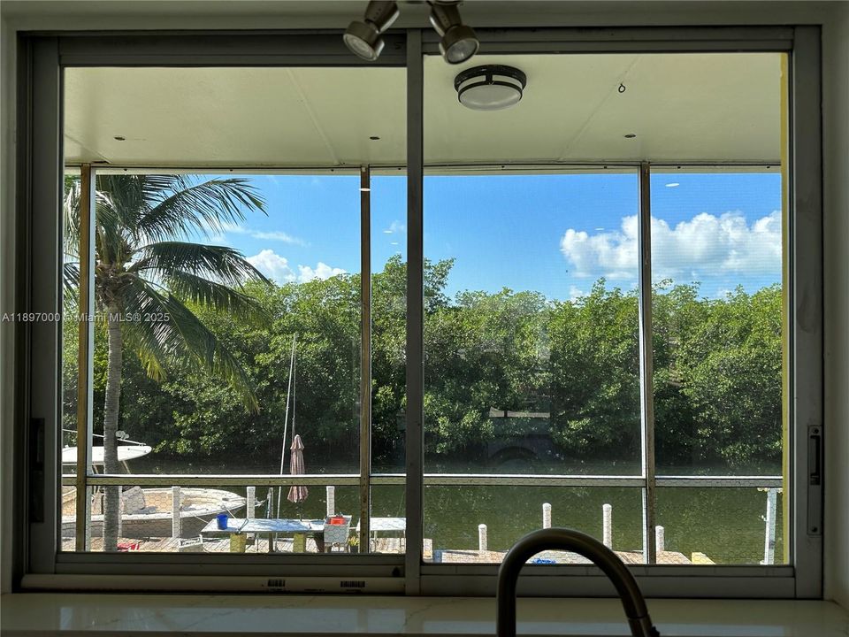 For Sale: $1,990,000 (4 beds, 2 baths, 1680 Square Feet)