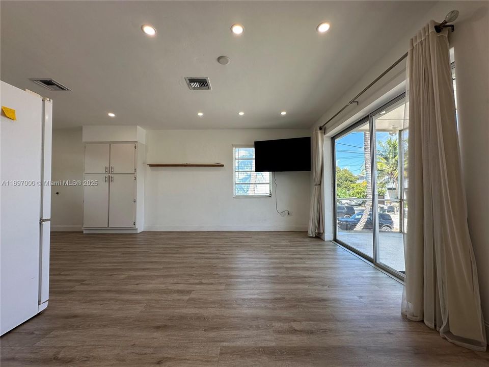 For Sale: $1,990,000 (4 beds, 2 baths, 1680 Square Feet)