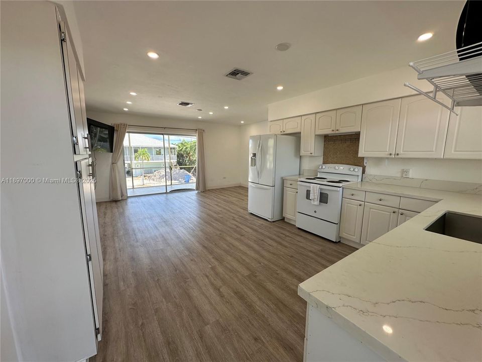 For Sale: $1,990,000 (4 beds, 2 baths, 1680 Square Feet)