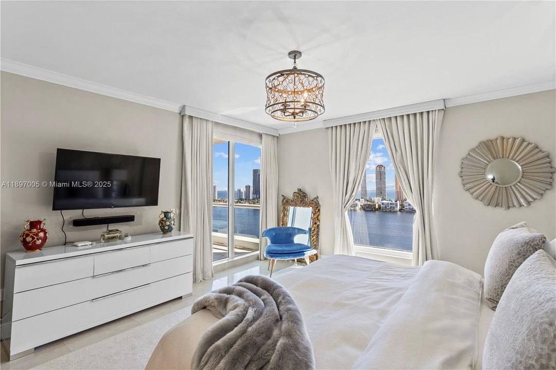 For Sale: $2,825,000 (3 beds, 3 baths, 2840 Square Feet)