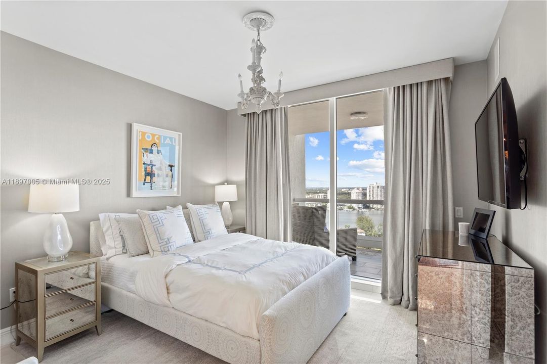 For Sale: $2,825,000 (3 beds, 3 baths, 2840 Square Feet)