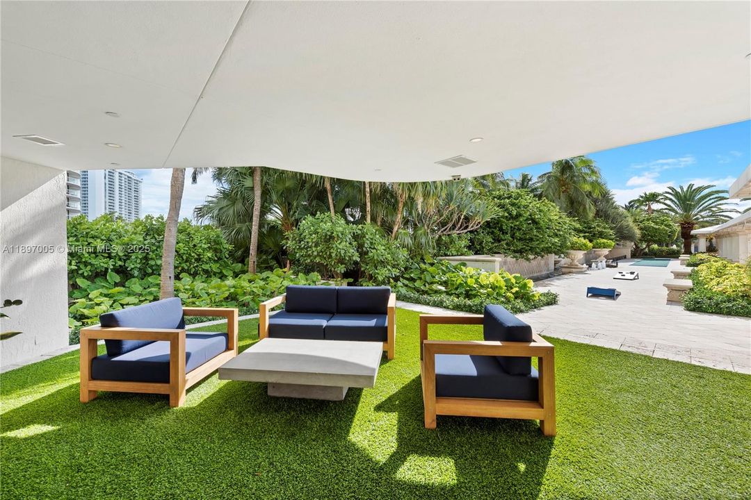 For Sale: $2,825,000 (3 beds, 3 baths, 2840 Square Feet)