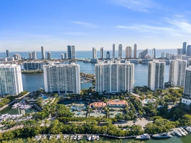 For Sale: $2,825,000 (3 beds, 3 baths, 2840 Square Feet)