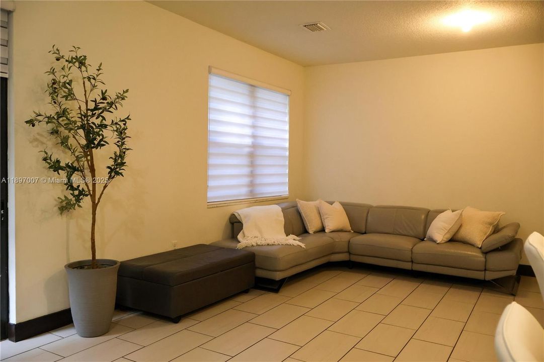 En Venta: $570,000 (3 camas, 2 baños, 1743 Pies cuadrados)