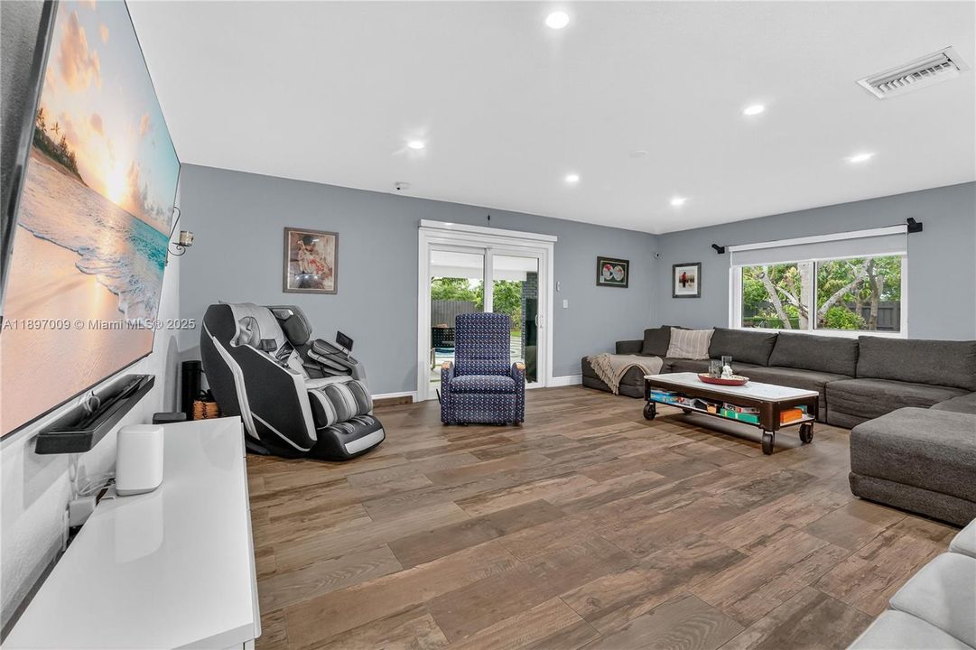 Recently Sold: $719,900 (4 beds, 3 baths, 1628 Square Feet)