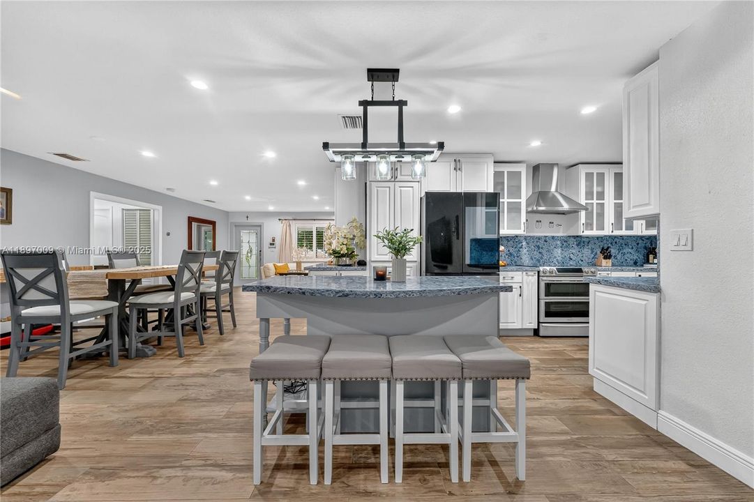 Recently Sold: $719,900 (4 beds, 3 baths, 1628 Square Feet)