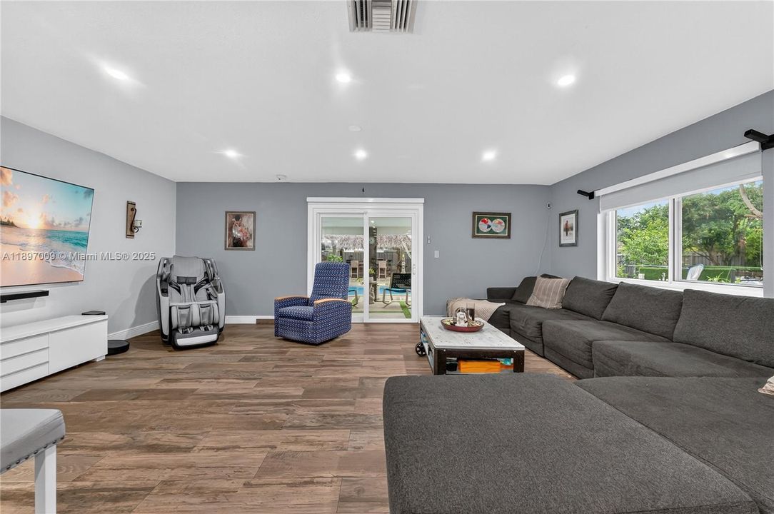 Recently Sold: $719,900 (4 beds, 3 baths, 1628 Square Feet)