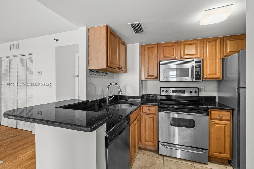 Recently Rented: $2,750 (1 beds, 1 baths, 735 Square Feet)