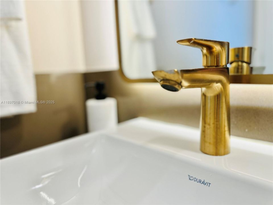 For Rent: $6,200 (2 beds, 2 baths, 837 Square Feet)