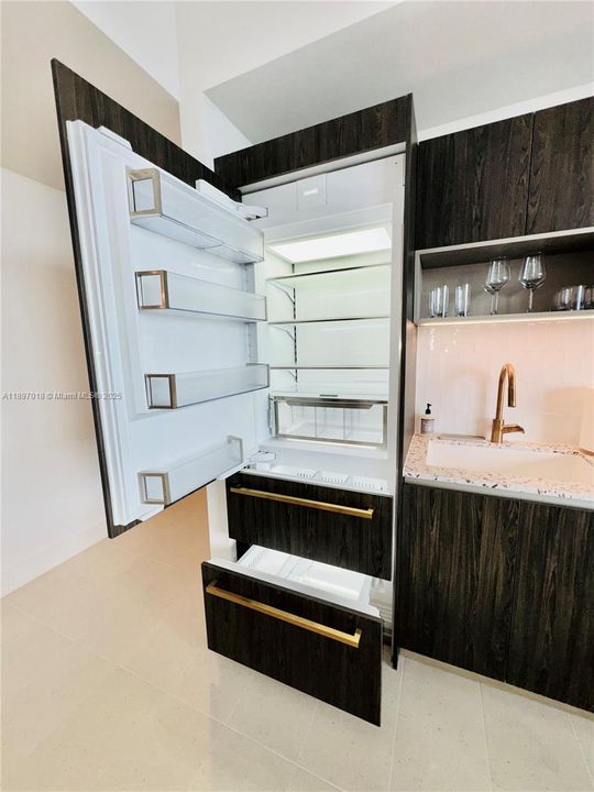 For Rent: $6,200 (2 beds, 2 baths, 837 Square Feet)