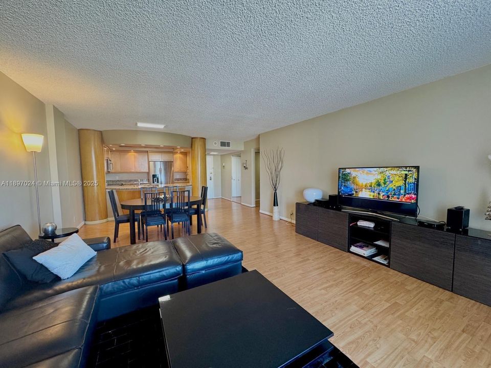 For Sale: $375,000 (2 beds, 2 baths, 1270 Square Feet)