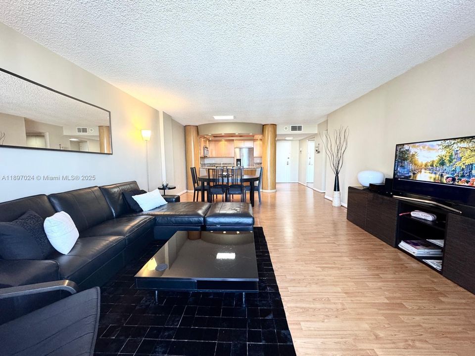 For Sale: $375,000 (2 beds, 2 baths, 1270 Square Feet)