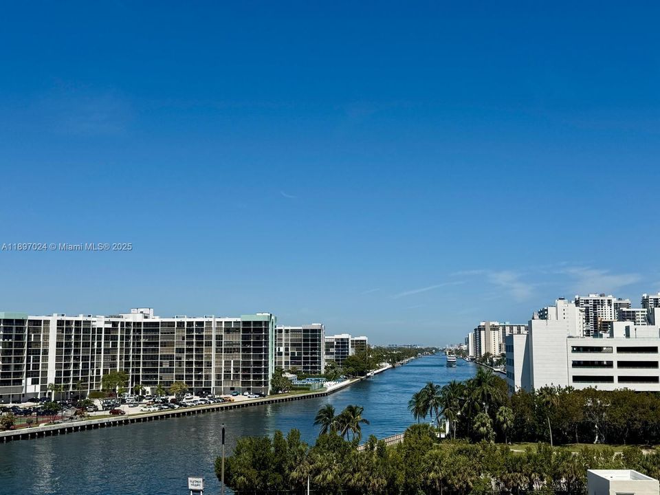 For Sale: $375,000 (2 beds, 2 baths, 1270 Square Feet)