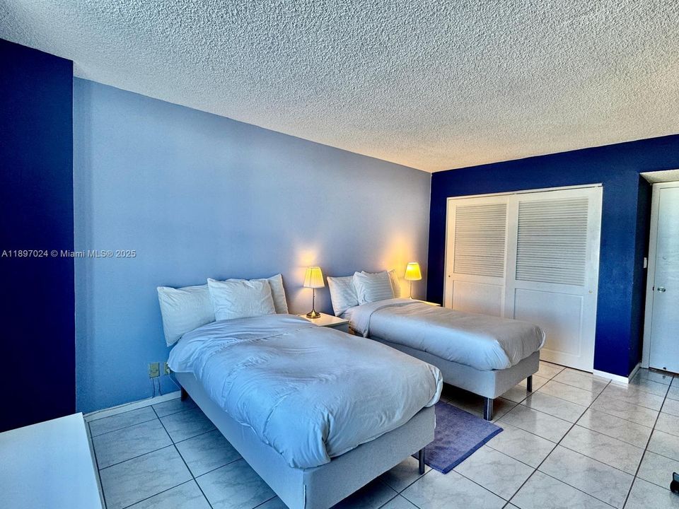 For Sale: $375,000 (2 beds, 2 baths, 1270 Square Feet)