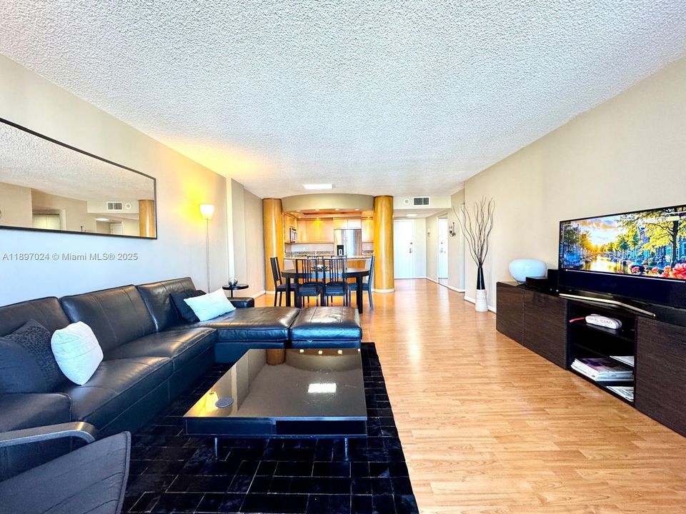 For Sale: $375,000 (2 beds, 2 baths, 1270 Square Feet)