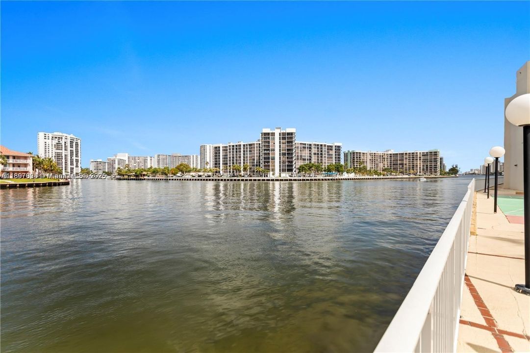 For Sale: $375,000 (2 beds, 2 baths, 1270 Square Feet)