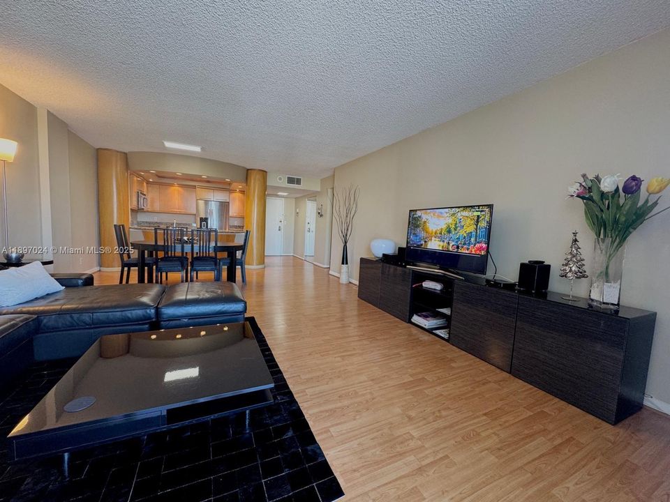 For Sale: $375,000 (2 beds, 2 baths, 1270 Square Feet)