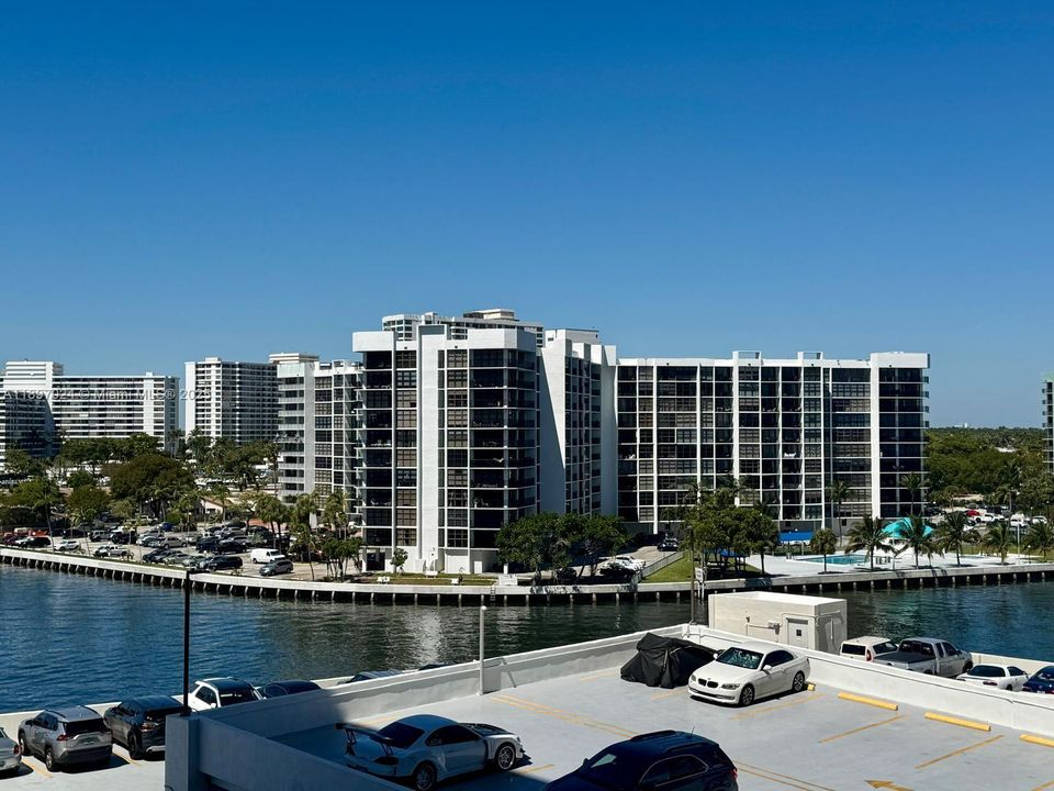 For Sale: $375,000 (2 beds, 2 baths, 1270 Square Feet)