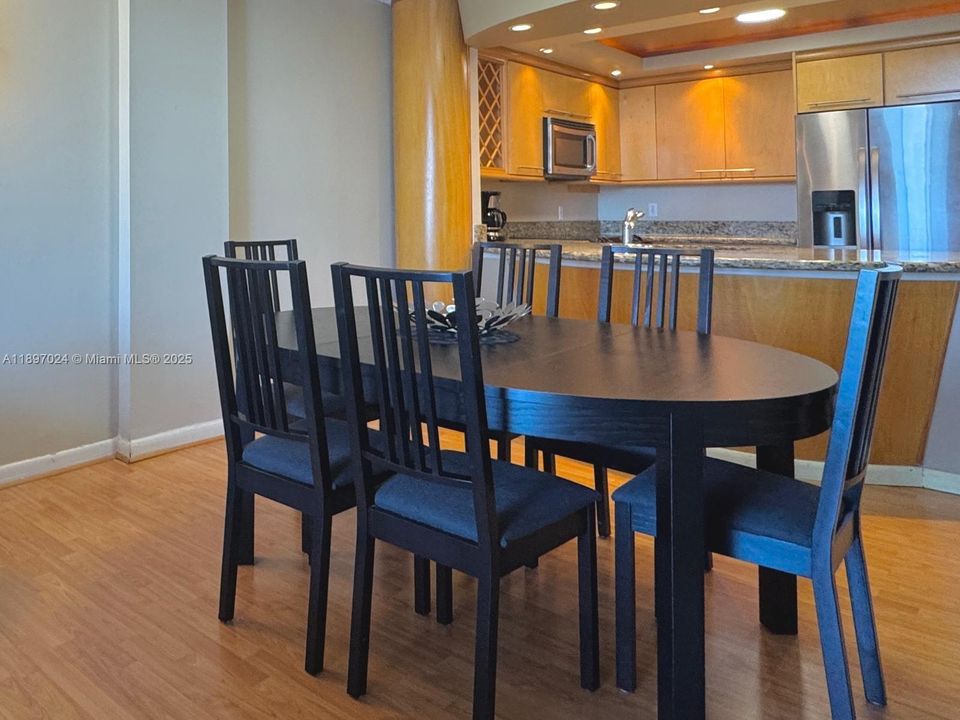 For Sale: $375,000 (2 beds, 2 baths, 1270 Square Feet)