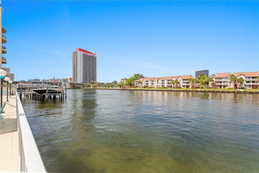 For Sale: $375,000 (2 beds, 2 baths, 1270 Square Feet)