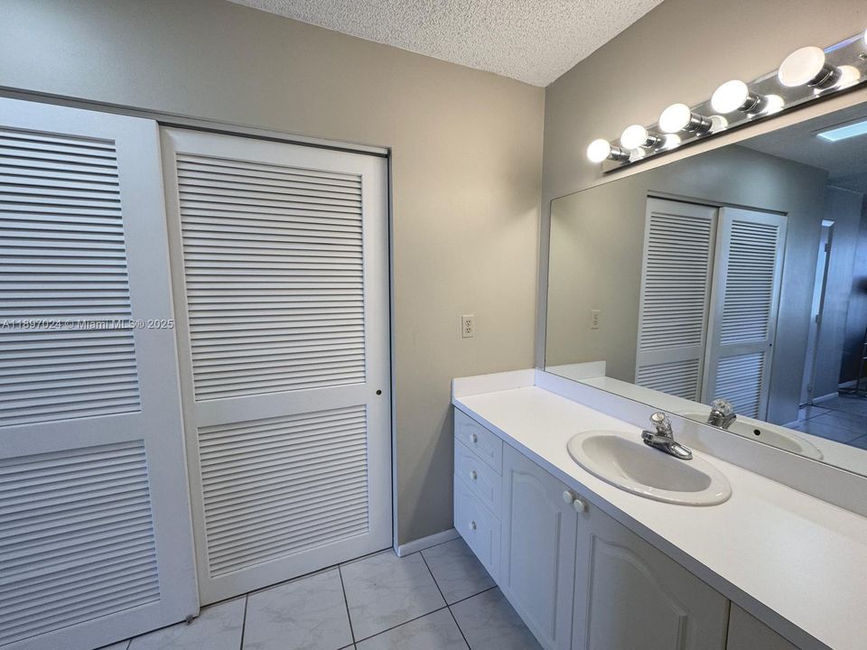 For Sale: $375,000 (2 beds, 2 baths, 1270 Square Feet)