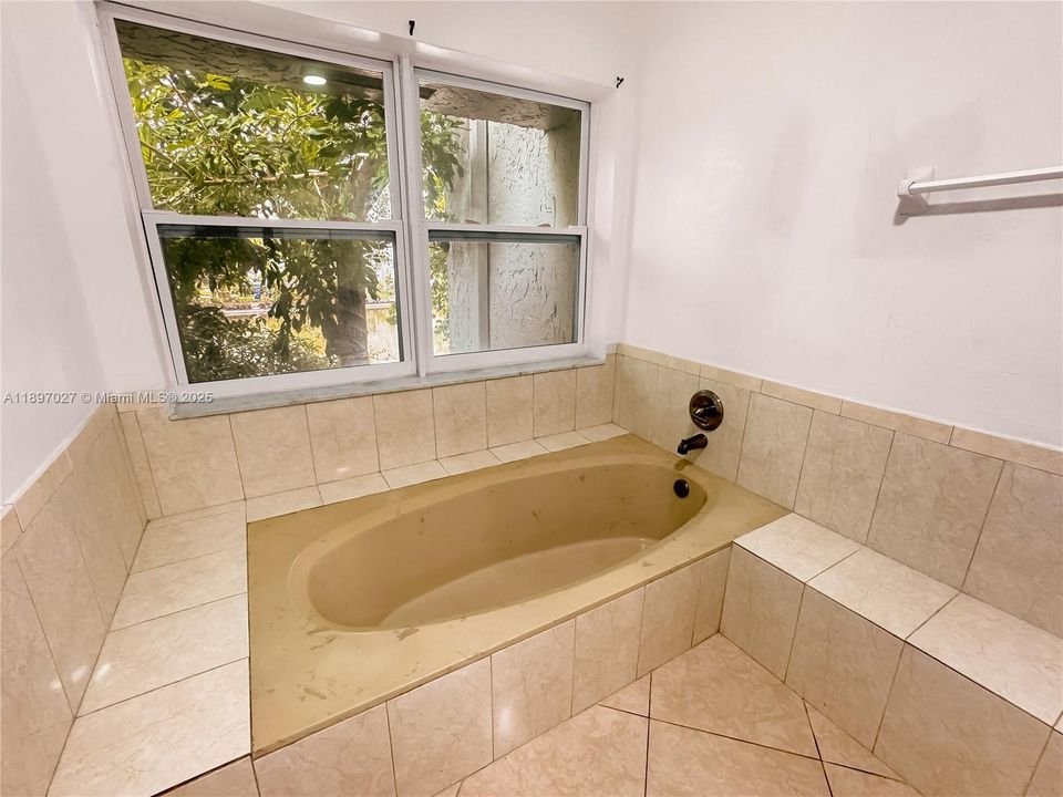 Recently Rented: $2,500 (4 beds, 2 baths, 2100 Square Feet)